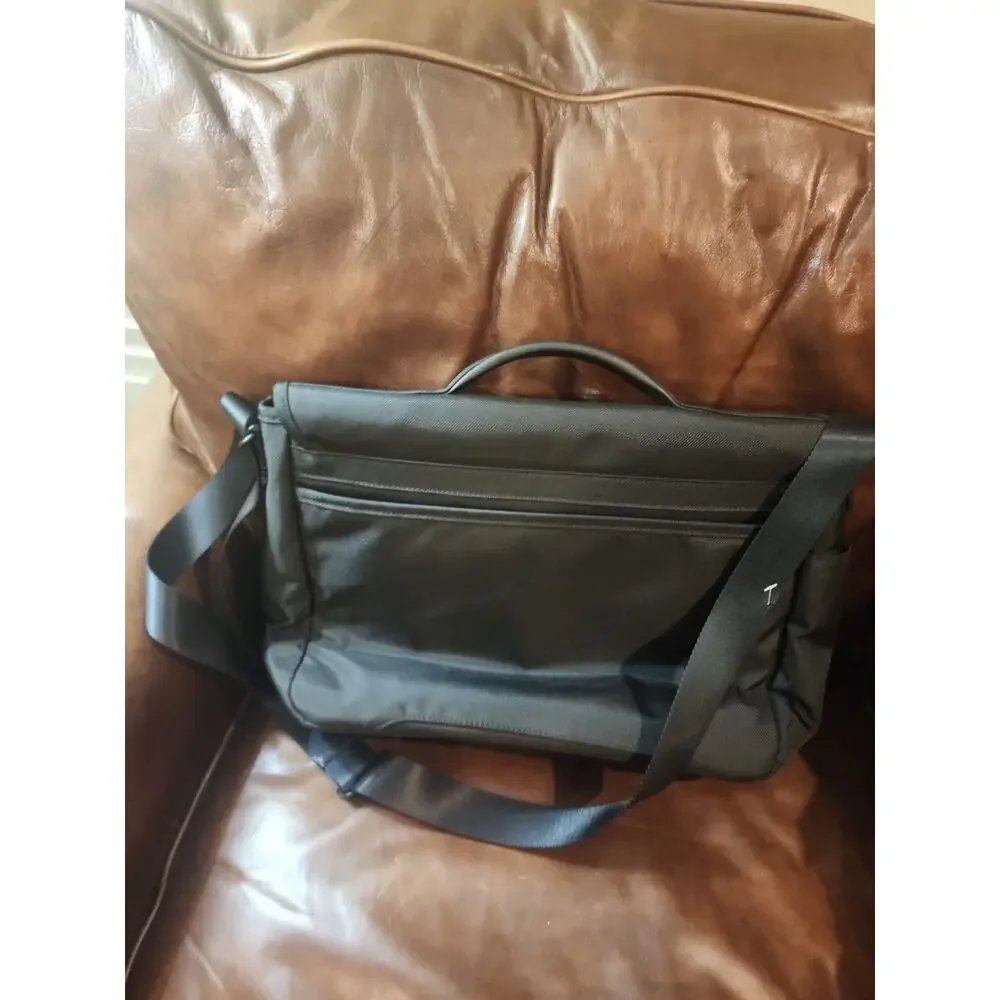 Tumi Black 15
